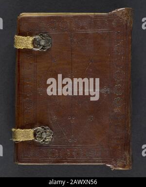 Rilegatura in pelle di un salterio liturgico armeno del 16th secolo e calendario perpetuo stampato nel 1500 Foto Stock