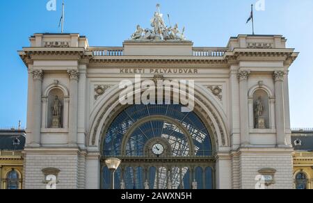 Vista su un edificio esterno della stazione ferroviaria Keleti di Budapest, il principale terminal ferroviario internazionale e interurbano di Budapest, Ungheria. Foto Stock