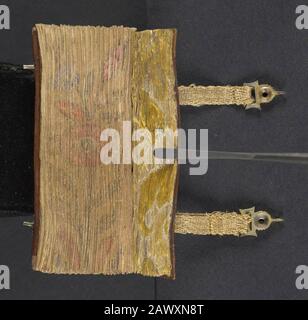 Rilegatura in pelle di un salterio liturgico armeno del 16th secolo e calendario perpetuo stampato nel 1500 Foto Stock