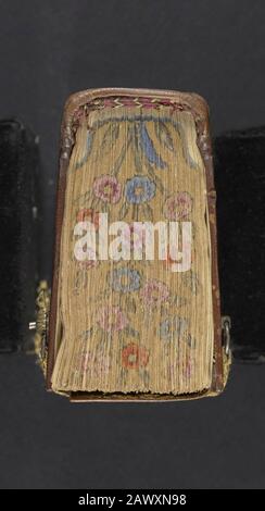 Rilegatura in pelle di un salterio liturgico armeno del 16th secolo e calendario perpetuo stampato nel 1500 Foto Stock