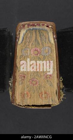 Rilegatura in pelle di un salterio liturgico armeno del 16th secolo e calendario perpetuo stampato nel 1500 Foto Stock