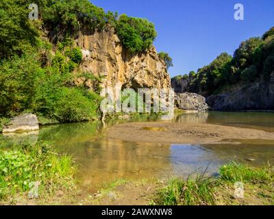 Vista sul lago Pellicone e Cascade a Vulci, Italia Foto Stock