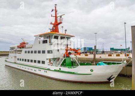 Un traghetto nei pressi di ancoraggio Spiekeroog in Frisia orientale Foto Stock