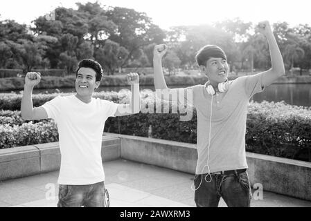 Giovane uomo asiatico e giovani asiatici ragazzo adolescente presso il parco insieme Foto Stock