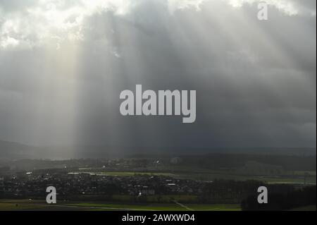 10 febbraio 2020, Baviera, Döringstadt: I raggi solari si infrangono attraverso la copertura di nube scura. Foto: Nicolas Armer/Dpa Foto Stock