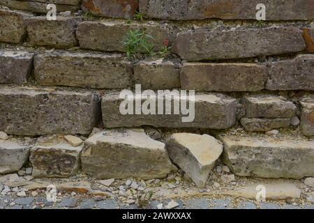 perso luogo vecchio muro di roccia testurizzato, abbandonato scruffy e rotto muro di roccia Foto Stock