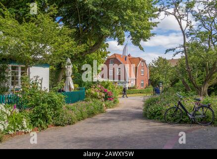 Impressione del villaggio di Spiekeroog che si trova sull'isola di Spiekeroog, una delle Isole Frisone orientali sulla costa del Mare del Nord della Germania Foto Stock