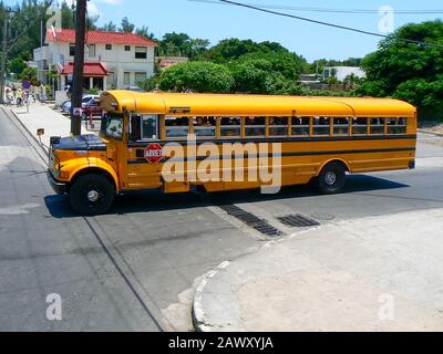 Un vecchio bus scolastico in stile americano a Varadero, Cuba Foto Stock