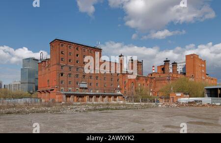 Vecchia birreria abbandonata. Edificio in mattoni rossi Foto Stock