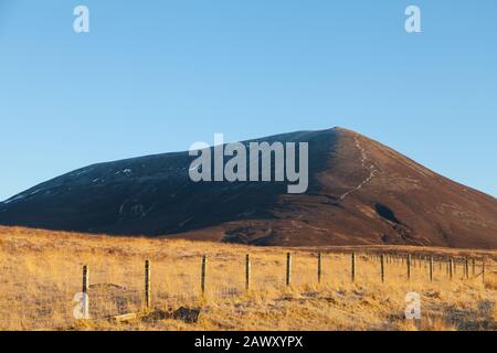 Guardando verso Carn Liath il primo Munro della catena montuosa di Beinn a'Glo vicino a Blair Atholl, Scozia Foto Stock