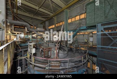 La parte superiore del reattore cilindrico per il trattamento del gas con una varietà di apparecchiature. Torre di assorbimento all'interno dell'impianto di incenerimento dei rifiuti Foto Stock