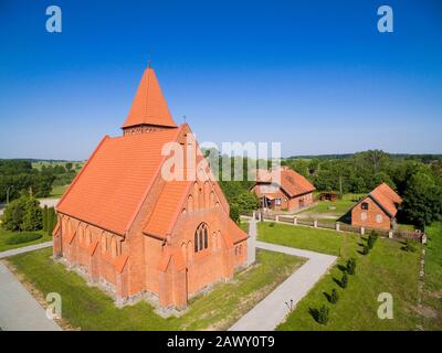 Veduta aerea dell'elevazione neo-gotica della Chiesa della Santa Croce a Olszewo Wegorzewskie, Polonia (ex Olschowen, Prussia orientale) Foto Stock