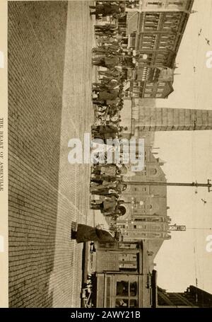 Viaggi invernali nel sud; impressioni di uomini, maniere, donne, E cose tutto il senso dal golfo blu e New Orleans attraverso le palme alla moda della Florida ai pini della Virginia. Anni Asheville e luoghi rotonda sono diventati punti di arresto favoriti per il visitatore d'inverno al sud nella caduta e nella molla thelate, Sulla strada giù e sulla strada in salita dal lontano sud. Ad una di queste stagioni thecountry può essere visto in aspetti molto belli. Il Sapphire Country è stato a lungo un terreno favorito con me. Per la prima volta sono diventato conosctedwith IT quando ho trascorso un inverno a Foto Stock