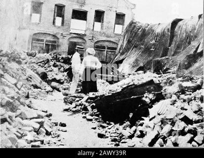 La terra fiera dell'America Centrale . Porto DI SPAGNA, TRINIDADReproduced su autorizzazione di York & Sons, Notting Hill. La CASA DEL CONSOLE FRANCESE, GIAMAICA, ROVINATA da THEEARTHHQUAKE del 14th GENNAIO 1907 a faccia pagina 164 Jamaica e Cuba isola in se è un paradiso di fiori e verdesure, ma il terremoto memorabile del 14 gennaio 1907, ha ridotto la città di Kingston ad un mucchio di rovine. Diciotto mesi dopo, le voci di testimoni oculari di quella catastrofe tremavano ancora come teyrelated alcuni degli incidenti più dolorosi. Oneman aveva perso tutta la sua fortuna rappresentando i franchi onemillion. La madre di un Foto Stock