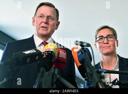 10 febbraio 2020, Turingia, Erfurt: Bodo Ramelow (Die Linke), ex Ministro della Turingia, e Susanne Hennig-Wellsow (Die Linke), presidente di partito e di partito parlamentare, parlano ai giornalisti dopo la riunione del partito parlamentare della sinistra al parlamento dello Stato della Turingia. I deputati si sono riuniti per valutare l'elezione del primo ministro. Foto: Martin Schutt/dpa-Zentralbild/dpa Foto Stock