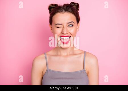 Primo piano ritratto di lei bella-aspetto attraente amabile adorabile felice eccitato girlish positivo allegro ragazza allegra sorridente che guarda il sorriso winking Foto Stock