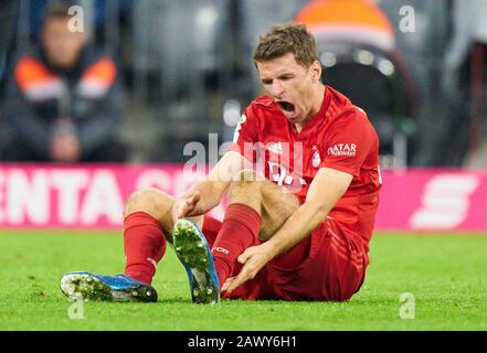 Calcio Monaco - Lipsia, Monaco Di Baviera 09 Febbraio 2020. Thomas MUELLER, MÜLLER, FCB 25 Sad FC BAYERN MUNICH - RB LEIPZIG - DFL REGOLAMENTAZIONI PROIBISCONO QUALSIASI USO DI FOTOGRAFIE come SEQUENZE DI IMMAGINI e/o QUASI-VIDEO - 1.German Soccer League , Monaco, 09 febbraio 2020. Stagione 2019/2020, giorno della partita 21, FCB, München © Peter Schatz / Alamy Live News Foto Stock