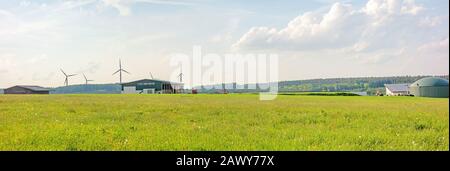 Bartholomae, Germania - 26 maggio 2016: Fattoria con fienile e impianto di biogas, prato verde di fronte Foto Stock