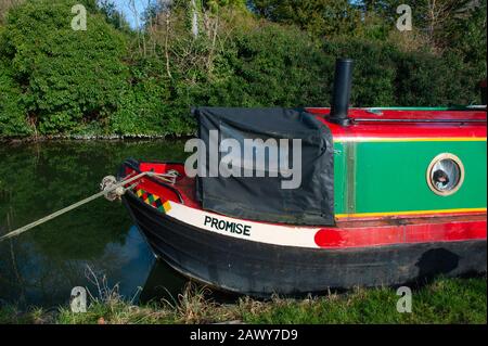 Oxford, Inghilterra, Regno Unito. Febbraio 6th 2020 una Barca Stretta chiamata Promise ormeggiata sul canale di Oxford nel centro della città di Oxford Foto Stock