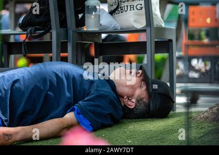 New York, USA - 23 giugno 2019: Calda giornata estiva nel parco l'uomo addormentato all'ombra degli alberi Foto Stock