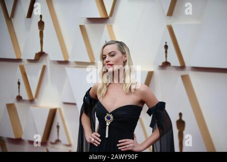 (200210) -- LOS ANGELES, 10 febbraio 2020 (Xinhua) -- Margot Robbie arriva per il tappeto rosso dei 92nd Academy Awards al Dolby Theatre di Los Angeles, Stati Uniti, il 9 febbraio 2020. (Xinhua/Li Ying) Foto Stock