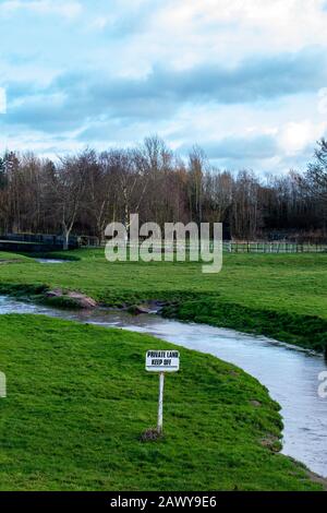 Terreno privato, tenere fuori cartello di avvertimento in terreno agricolo Cheshire UK Foto Stock