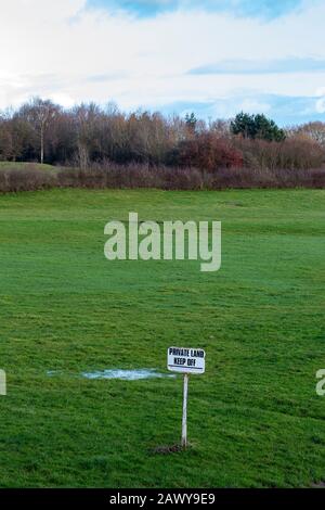 Terreno privato, tenere fuori cartello di avvertimento in terreno agricolo Cheshire UK Foto Stock