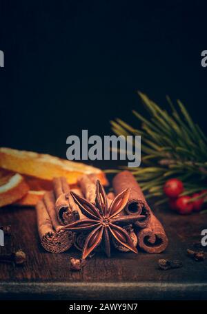 Spezie di Natale sulla tavola di legno Foto Stock