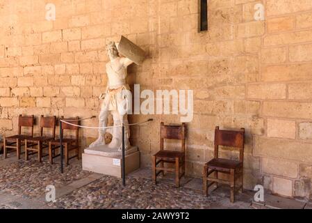 Mallorca, Spagna - 8 maggio 2019: Scultura del Castello di Bellver (Castell de Bellver) sull'isola di Maiorca, Isole Baleari, Spagna. Foto Stock