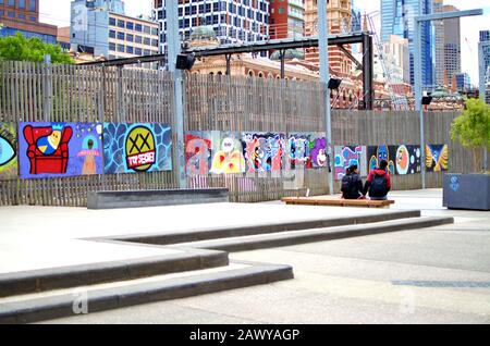 Graffiti a Flinders Passeggiata sul fiume Yarra, Melbourne, Australia Foto Stock