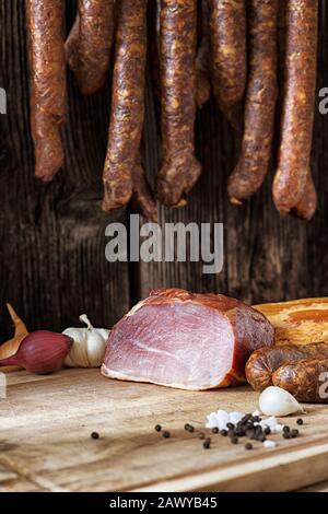collage di diversi tipi di carne, salsiccia affumicata e carne Foto Stock
