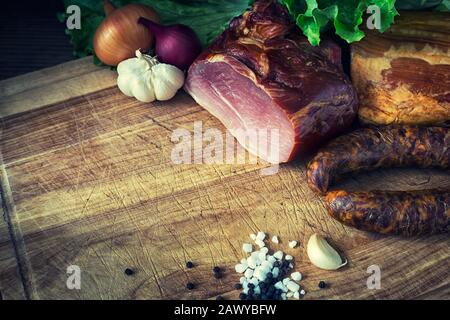 collage di diversi tipi di carne, salsiccia affumicata e carne Foto Stock