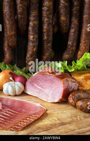 collage di diversi tipi di carne, salsiccia affumicata e carne Foto Stock