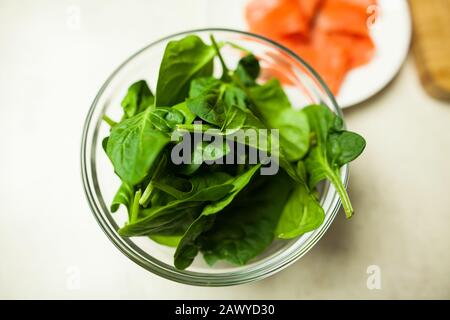 spinaci freschi in recipiente di vetro Foto Stock