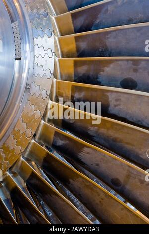 Dettaglio dettagliato delle pale della turbina a vapore Siemens Foto Stock