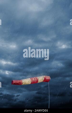Air sock misura la velocità del vento in caso di pioggia. Hurricane, tornado e tempesta concetto. Foto Stock