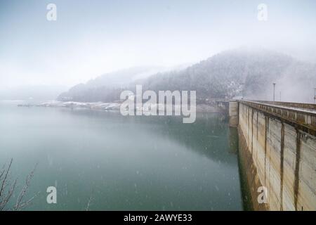 Giornata invernale con neve al Monte Izvorul Dam, Lago Bicaz, situato a Piatra Neant, Romania Foto Stock