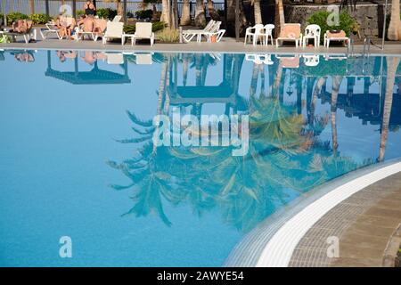 Foto generale del resort per le vacanze. Edifici del resort, palme e piscina. Foto Stock