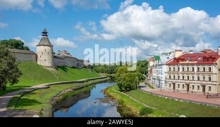 Pskov, una passeggiata lungo il muro della fortezza sulla riva del fiume Pskova, un luogo popolare per camminare Foto Stock