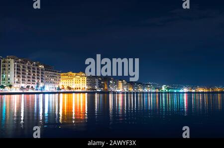 Thessaloniki, Grecia, Vista notturna del centro città con Mare e Torre Foto Stock