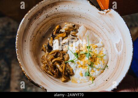 Mousse di rana pescatrice con miscela di frutti di mare e salsa di vino giallo, pronta per essere servita Foto Stock