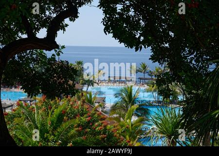 Foto generale del resort per le vacanze. Edifici del resort, palme e piscina. Foto Stock