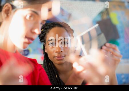 Ingegneri femminili focalizzati che esaminano il prototipo Foto Stock