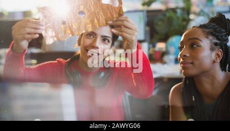 Ingegneri femminili che esaminano il prototipo in ufficio Foto Stock