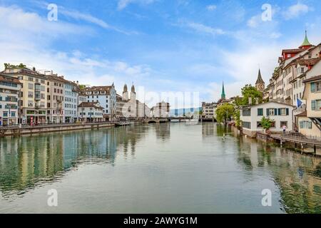 Zurigo, Svizzera - 10 giugno 2017: Centro di Zurigo, vista su Grossmunster, Fraumunster e San Pietro. Limmatquai (a sinistra), fiume Limmat di fronte. Foto Stock