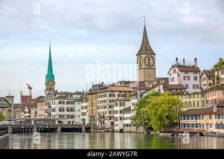 Zurigo centro, con Fraumunster e San Pietro. Vista verso Lindenhof, via Schipfe, fiume Limmat di fronte. Foto Stock