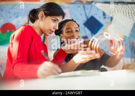 Ingegneri femminili che esaminano il prototipo in ufficio Foto Stock