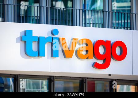 Duesseldorf, Renania Settentrionale-Vestfalia, Germania - trivago, logo aziendale sulla facciata della sede centrale, trivago è un hotel metasearch su Internet. Foto Stock