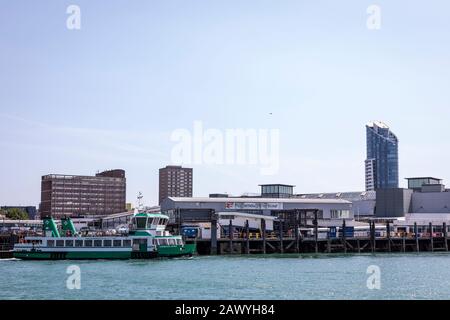 Gosport traghetto e portsmouth Harbour stazione ferroviaria a Gunwharf Quays Portsmouth, visto dall'acqua. Foto Stock