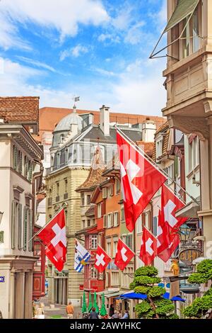 Zurigo, Svizzera - 10 giugno 2017: Via Augustinergasse a Zuerich, quartiere Lindenhof con bandiere svizzere. Foto Stock